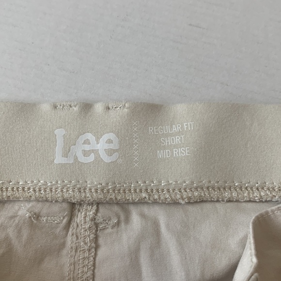 Lee® Women's Mid Rise Comfort Waist Cargo Short Size 20M - Picture 9 of 11